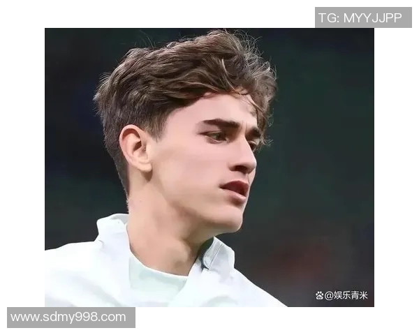 足球明星帅哥西服搭配解析时尚魅力展现与个性风格融合